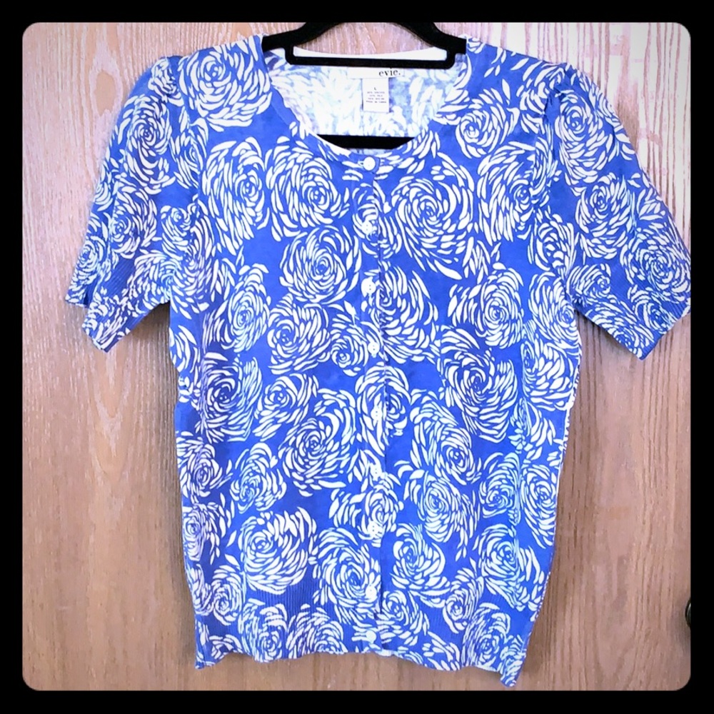 Blue and white rose short sleeved cardigan!
